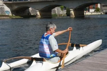 Illustration de S. Apert : canoë à Jarnac.