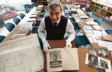 Illustration de Directeur des archives municipales.
